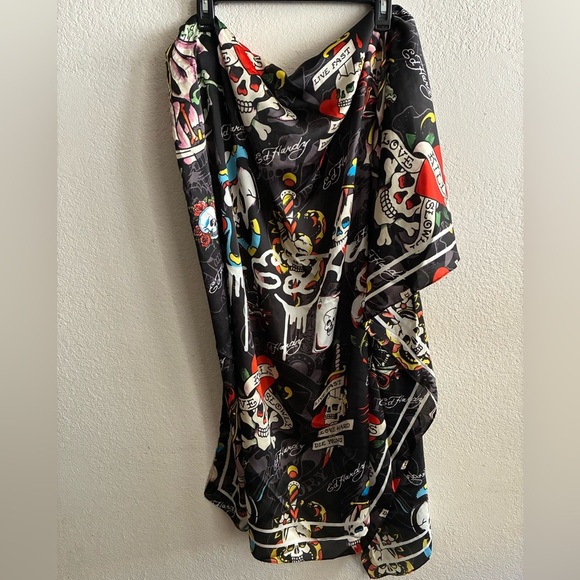 🆕Ed Hardy Born Free Multi-purpose Scarf in
"Love Kills Slowly Prints 43X43🆕 - Picture 4 of 10
